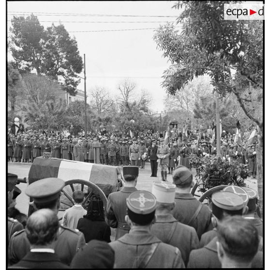 Le général d'armée Henri Giraud, commandant en chef civil et militaire, prononce l'éloge funèbre du général de division Marie-Joseph Welvert, lors de la cérémonie d'obsèques.