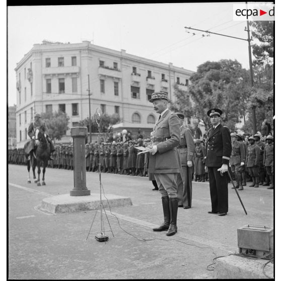Le général d'armée Henri Giraud, commandant en chef civil et militaire, prononce l'éloge funèbre du général de division Marie-Joseph Welvert, lors de la cérémonie d'obsèques.