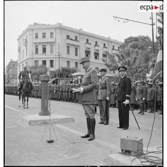 Le général d'armée Henri Giraud, commandant en chef civil et militaire, prononce l'éloge funèbre du général de division Marie-Joseph Welvert, lors de la cérémonie d'obsèques.