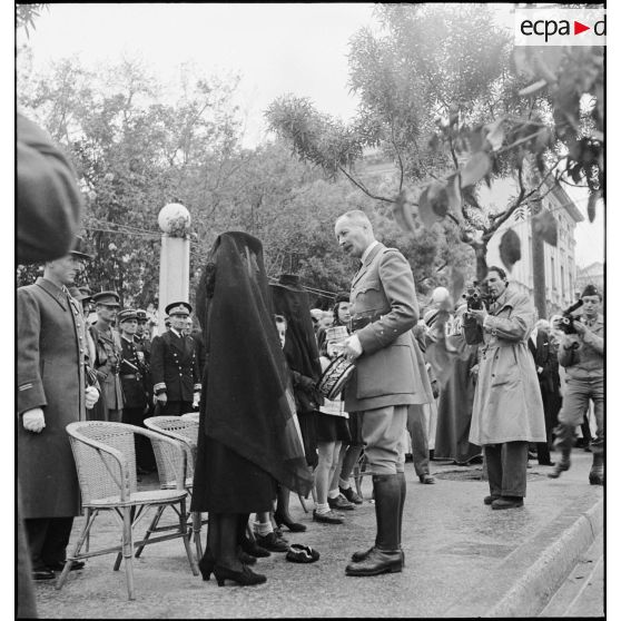 Le général d'armée Henri Giraud, commandant en chef civil et militaire, s'adresse à la famille du général de division Marie-Joseph Welvert, lors de la cérémonie d'obsèques de ce dernier. Derrière le général Giraud, le caméraman Raymond Méjat  filme avec sa caméra Le Blay.