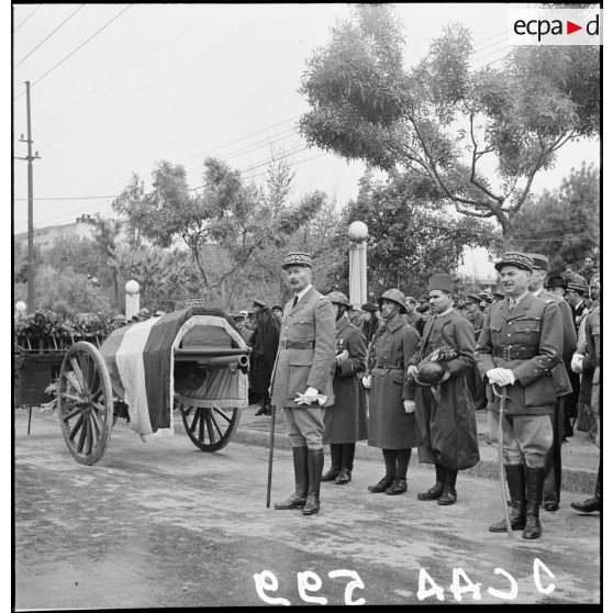 Le général d'armée Henri Giraud, commandant en chef civil et militaire, assiste au défilé avec les autorités militaires présentes lors de la cérémonie d'obsèques du général de division Marie-Joseph Welvert, commandant la DMC (division de marche de Constantine).