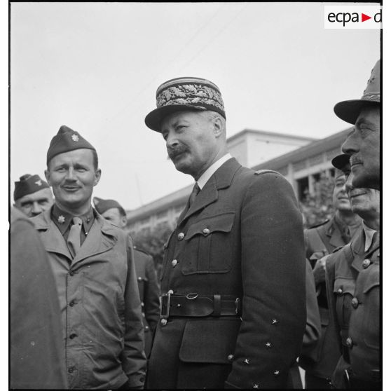 Sur le port d'Alger, le général d'armée Henri Giraud, commandant en chef civil et militaire, se fait présenter des personnels par un commandant de l'armée de terre américaine lors de la première livraison de matériels américains à l'armée française.