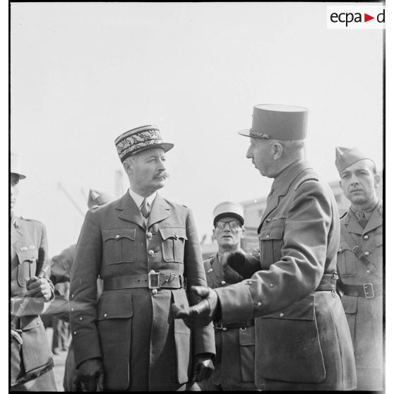 Le général de division Roger Leyer, aide-major général chargé de l'organisation, guide le général d'armée Henri Giraud, commandant en chef civil et militaire, lors de la présentation des premiers matériels livrés par l'armée américaine à l'armée française sur le port d'Alger.