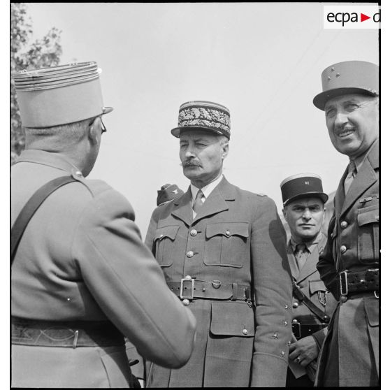 Le général d'armée Henri Giraud, commandant en chef civil et militaire, s'entretient avec un colonel, responsable du montage, lors de la première livraison de matériels par l'armée américaine à l'armée française sur le port d'Alger.