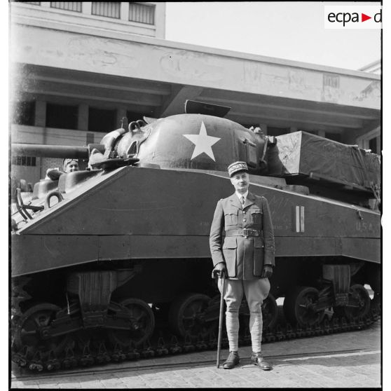 Sur le port d'Alger, le général d'armée Henri Giraud, commandant en chef civil et militaire, se tient devant un char Sherman M4 américain livré à l'armée française.