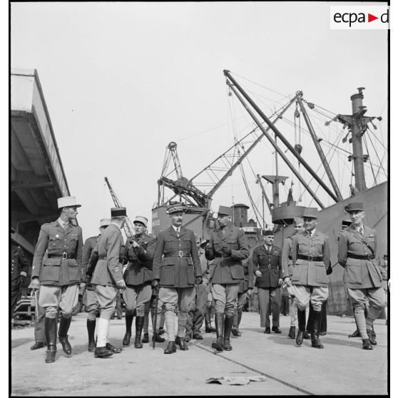 Le général d'armée Giraud sur un quai du port d'Alger.