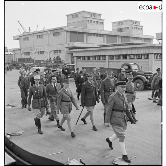 Le général d'armée Giraud sur un quai du port d'Alger.