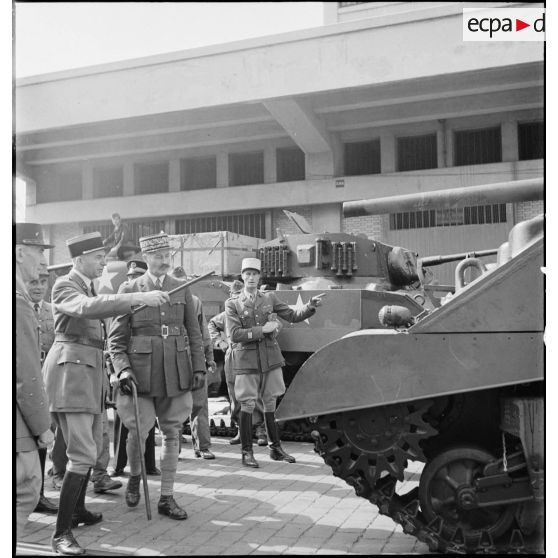 Le général d'armée Giraud, commandant en chef civil et militaire, arrive sur une chaîne de montage de chars légers Stuart M5 A1 livrés par les Etats-Unis à l'armée française sur le port d'Alger.