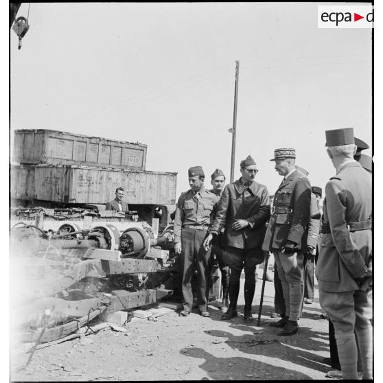 Dans le cadre du réarmement de l'armée française par les Etats-Unis, sur une chaîne de montage sur le port d'Alger, des essieux de véhicule sont présentés au général d'armée Henri Giraud, commandant en chef civil et militaire.