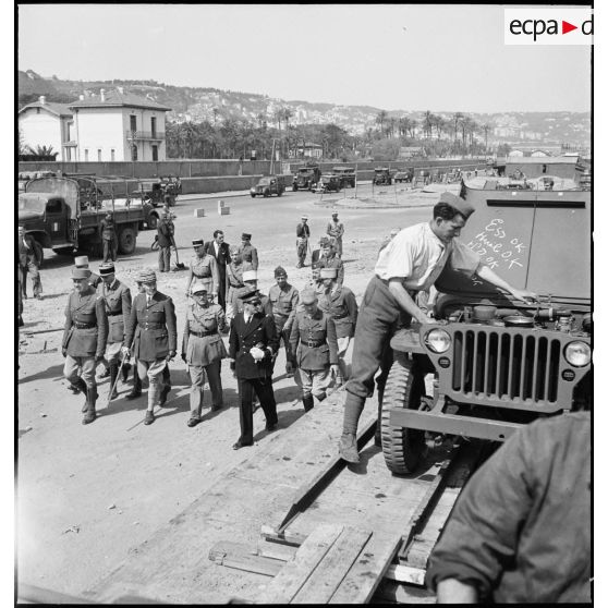 Le général d'armée Henri Giraud, commandant en chef civil et militaire, inspecte une chaîne de montage de jeeps installée le long de la route moutonnière à Alger, dans le cadre du réarmement de l'armée française par les Etats-Unis.