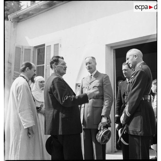 Le général d'armée Henri Giraud, commandant en chef civil et militaire, accompagné du colonel François Gonzalez de Linarès, sous-chef d'état-major, et du lieutenant de vaisseau Viret, s'enretient avec des religieux et un civil de l'orphelinat Notre-Dame d'Afrique, cible d'un bombardement dans la nuit du 17 au 18 avril 1943.