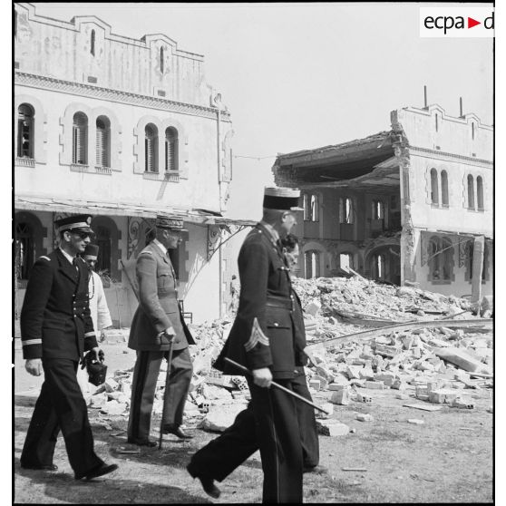 Le général d'armée Henri Giraud, commandant en chef civil et militaire, accompagné du colonel François Gonzalez de Linarès, sous-chef d'état-major, et du lieutenant de vaisseau Viret, constate les dégâts causés aux bâtiments de l'orphelinat Notre-Dame d'Afrique, cible d'un bombardement dans la nuit du 17 au 18 avril 1943.