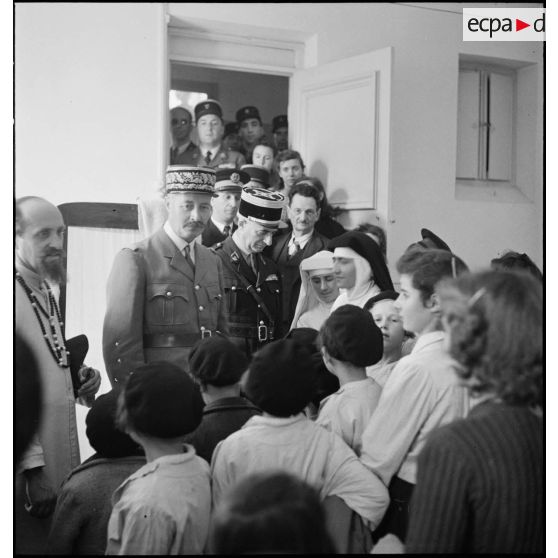 Le général d'armée Henri Giraud, commandant en chef civil et militaire, accompagné du colonel François Gonzalez de Linarès, sous-chef d'état-major, et du lieutenant de vaisseau Viret, s'adresse aux enfants de l'orphelinat Notre-Dame d'Afrique, cible d'un bombardement dans la nuit du 17 au 18 avril 1943.