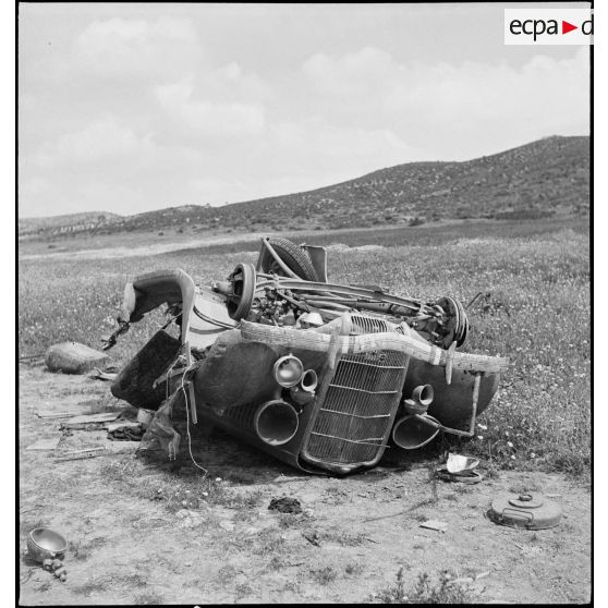Epave du véhicule du général de division Marie-Joseph Welvert, commandant la DMC (division de marche de Constantine), qui saute sur une mine le 10 avril 1943, au cours de la bataille du massif de l'Ousselat, entraînant le décès du général.