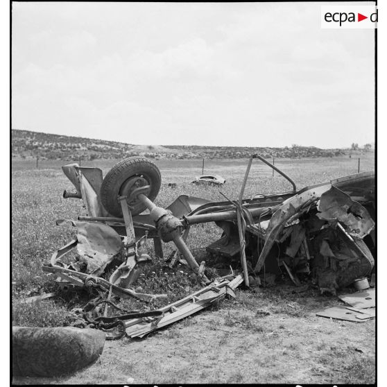 Epave du véhicule du général de division Marie-Joseph Welvert, commandant la DMC (division de marche de Constantine), qui saute sur une mine le 10 avril 1943, au cours de la bataille du massif de l'Ousselat, entraînant le décès du général.