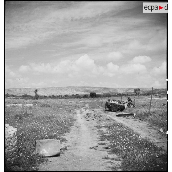 Epave du véhicule du général de division Marie-Joseph Welvert, commandant la DMC (division de marche de Constantine), qui saute sur une mine le 10 avril 1943, au cours de la bataille du massif de l'Ousselat, entraînant le décès du général.