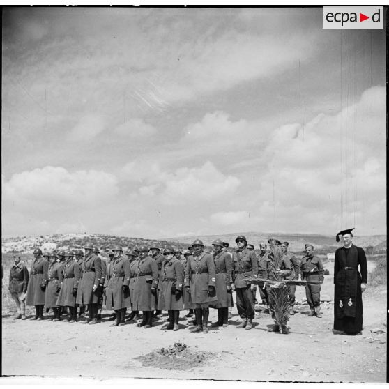 Officiers français rassemblés pendant la cérémonie d'inauguration d'un monument érigé à la mémoire du général de division Marie-Joseph Welvert, décédé au cours de la campagne. A leur côté, un aumônier anglican.