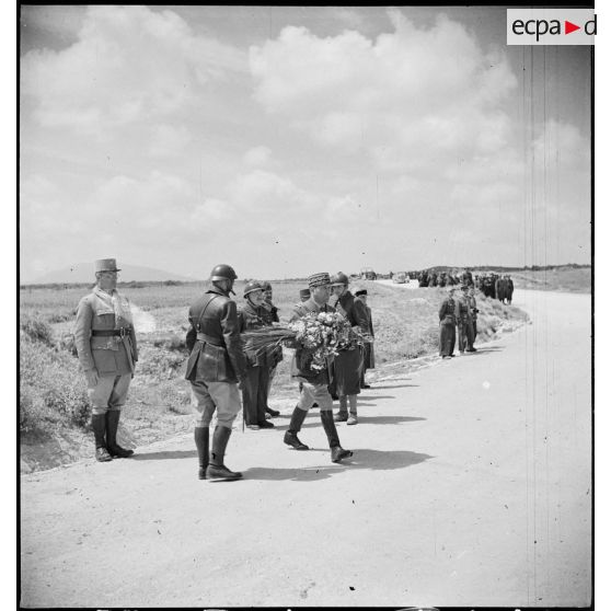 Le général de corps d'armée Louis Koeltz, commandant le XIXe corps d'armée, porte une gerbe au cours de la cérémonie d'inauguration d'un monument érigé à la mémoire du général de division Marie-Joseph Welvert, décédé au cours de la campagne