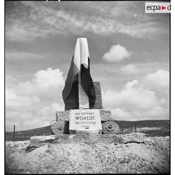 Avant son inauguration, le monument érigé à la mémoire du général de division Marie-Joseph Welvert, commandant la DMC (division de marche de Constantine), décédé au cours de la campagne de Tunisie.