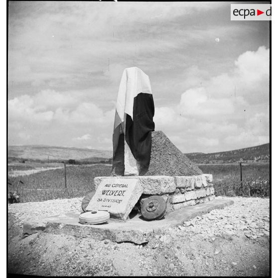 Avant son inauguration, le monument érigé à la mémoire du général de division Marie-Joseph Welvert, commandant la DMC (division de marche de Constantine), décédé au cours de la campagne de Tunisie.