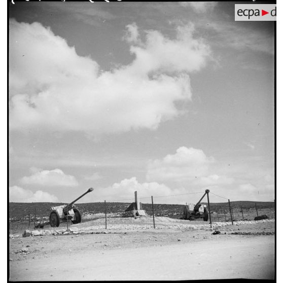 Avant son inauguration, le monument érigé à la mémoire du général de division Marie-Joseph Welvert, commandant la DMC (division de marche de Constantine), décédé au cours de la campagne de Tunisie.