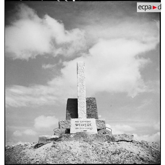 Avant son inauguration, le monument érigé à la mémoire du général de division Marie-Joseph Welvert, commandant la DMC (division de marche de Constantine), décédé au cours de la campagne de Tunisie.
