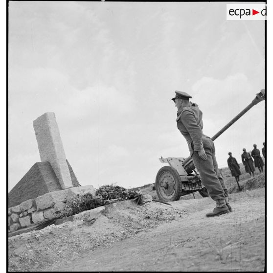 Un officier britannique salue après avoir déposé une gerbe lors de l'inauguration du monument érigé à la mémoire du général de division Marie-Joseph Welvert, commandant la DMC (division de marche de Constantine), décédé au cours de la campagne de Tunisie.
