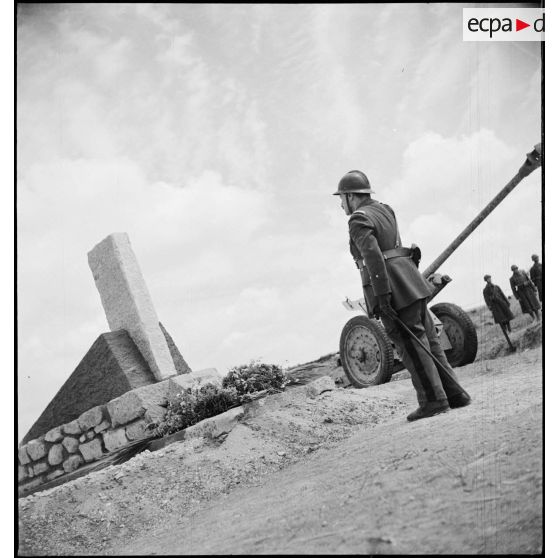 Un général de division aérienne salue lors de l'inauguration du monument érigé à la mémoire du général de division Marie-Joseph Welvert, commandant la DMC (division de marche de Constantine), décédé au cours de la campagne de Tunisie.