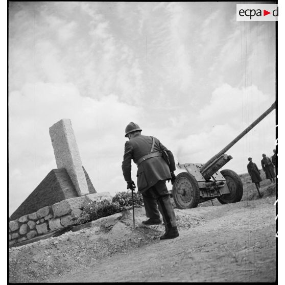 Un général de division aérienne dépose une gerbe lors de l'inauguration du monument érigé à la mémoire du général de division Marie-Joseph Welvert, commandant la DMC (division de marche de Constantine), décédé au cours de la campagne de Tunisie.