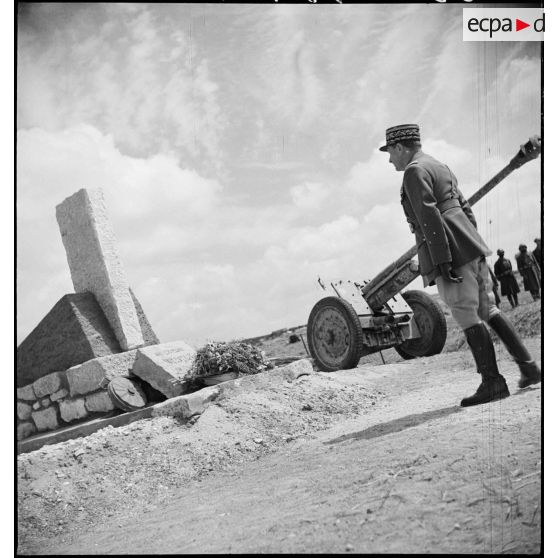 Le général de corps d'armée Louis Koeltz, lors de l'inauguration du monument érigé à la mémoire du général de division Marie-Joseph Welvert, commandant la DMC (division de marche de Constantine), décédé au cours de la campagne de Tunisie.