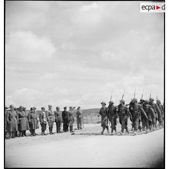 Défilé d'un détachement d'une unité de tirailleurs devant les autorités lors de l'inauguration du monument érigé à la mémoire du général de division Marie-Joseph Welvert, commandant la DMC (division de marche de Constantine), décédé au cours de la campagne de Tunisie.