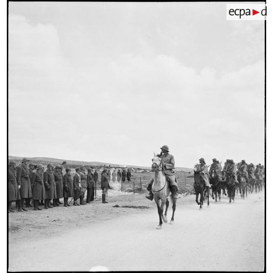 Défilé d'un détachement d'une unité montée devant les autorités lors de l'inauguration du monument érigé à la mémoire du général de division Marie-Joseph Welvert, commandant la DMC (division de marche de Constantine), décédé au cours de la campagne de Tunisie.