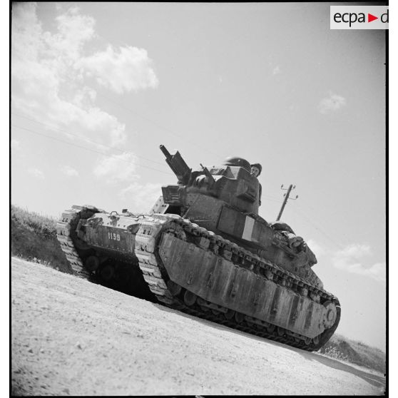 Défilé d'un char léger Renault D1 devant les autorités lors de l'inauguration du monument érigé à la mémoire du général de division Marie-Joseph Welvert, commandant la DMC (division de marche de Constantine), décédé au cours de la campagne de Tunisie.