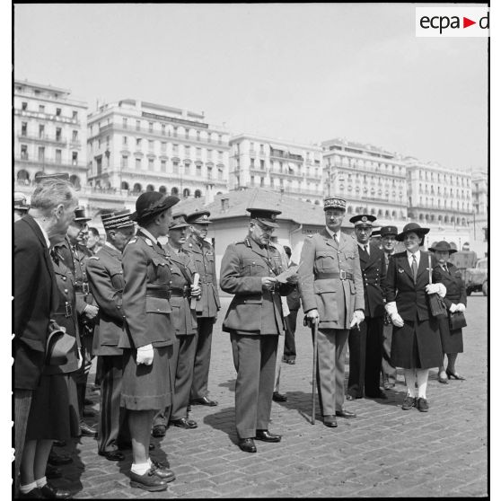 Le major general Conwell prononce un discours lors de la remise d'ambulances britanniques à la Croix-Rouge française, en présence du général d'armée Henri Giraud, commandant en chef civil et militaire.