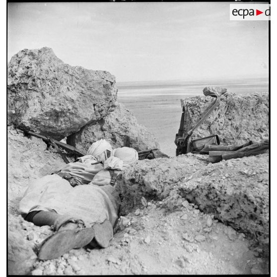 Méharistes du groupement du capitaine Paganelli servant un fusil-mitrailleur FM 24/29 dans le secteur du Chott el Jerid, sur le FSEA (Front sud-est algérien).