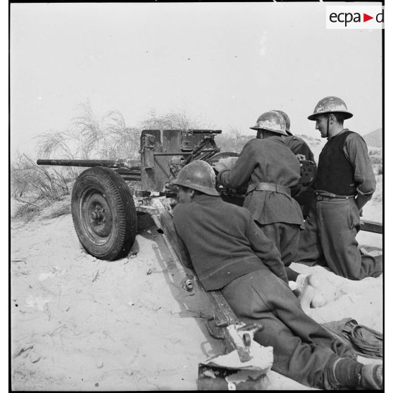Des légionnaires mettent en batterie un canon antichar de 37 mm M3 dans le secteur du bordj Makatallah, sur le FSEA (Front sud-est algérien).
