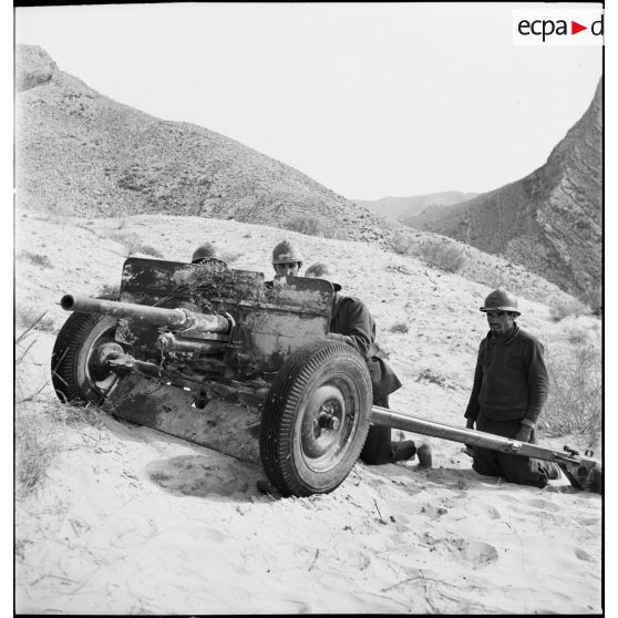 Des légionnaires mettent en batterie un canon antichar de 37 mm M3 dans le secteur du bordj Makatallah, sur le FSEA (Front sud-est algérien).
