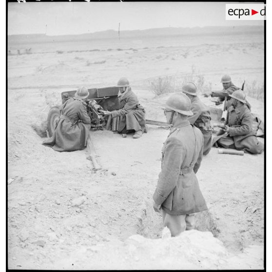Des légionnaires mettent en batterie un canon antichar de 37 mm M3 dans le secteur du bordj Makatallah, sur le FSEA (Front sud-est algérien).