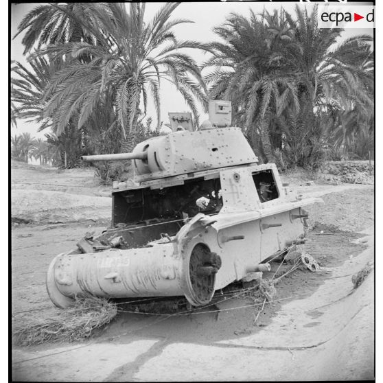 L'épave d'un char italien Fiat M13/40, détruit lors de la prise de Gafsa par les Alliés, gît dans le désert sur le FSEA (Front sud-est algérien).