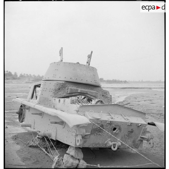 L'épave d'un char italien Fiat M13/40, détruit lors de la prise de Gafsa par les Alliés, gît dans le désert sur le FSEA (Front sud-est algérien).