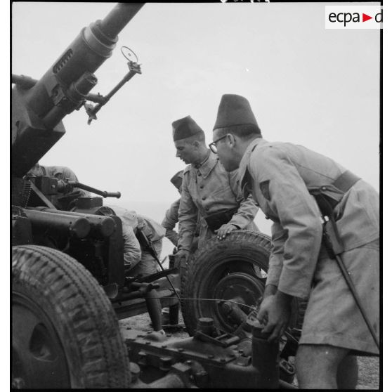 Des élèves aspirants du 411e ou 412e groupement d'artillerie de DCA-DAT (défense contre les aéronefs - défense aérienne du territoire) mettent en batterie un canon de 40 mm Bofors.
