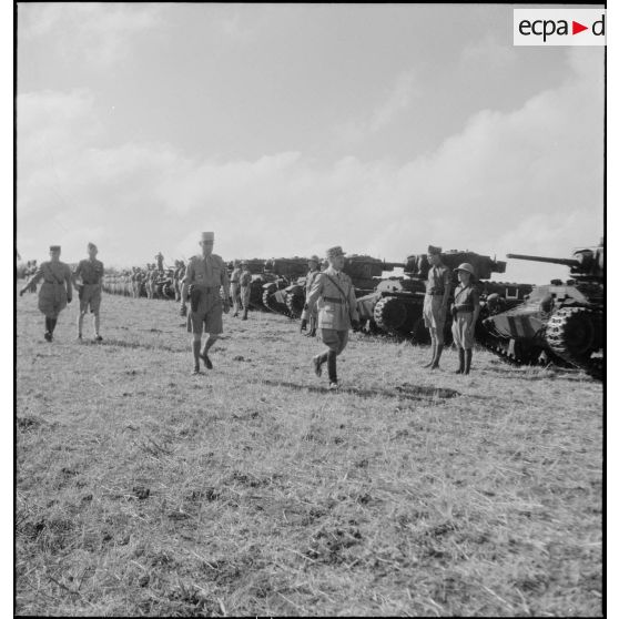 Au cours d'une prise d'armes, le général de corps d'armée Louis Koeltz, commandant le 19e CA (corps d'armée), passe les équipages d'un escadron de chars Valentine du 5e RCA (régiment de chasseurs d'Afrique) en revue.