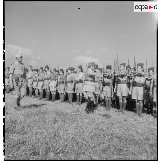 Au cours d'une prise d'armes, le général de corps d'armée Louis Koeltz, commandant le 19e CA (corps d'armée), passe un peloton du 5e RCA (régiment de chasseurs d'Afrique) en revue.