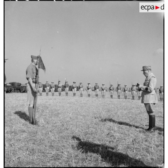 Au cours d'une prise d'armes, le général de corps d'armée Louis Koeltz, commandant le 19e CA (corps d'armée), lit la citation d'un escadron du 5e RCA (régiment de chasseurs d'Afrique) qu'il va décorer.