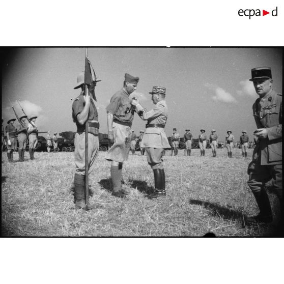 Le général de corps d'armée Koeltz, commandant le 19e corps d'armée, décore le commandant d'un escadron du 5e RCA (régiment de chasseurs d'Afrique) qui s'est illustré pendant la campagne de Tunisie.