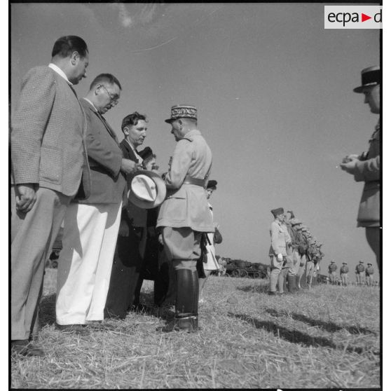 Le général de corps d'armée Koeltz, commandant le 19e corps d'armée, remet la Croix de guerre à titre posthume à des parents de chasseurs du 5e RCA (régiment de chasseurs d'Afrique) tombés au combat pendant la campagne de Tunisie.
