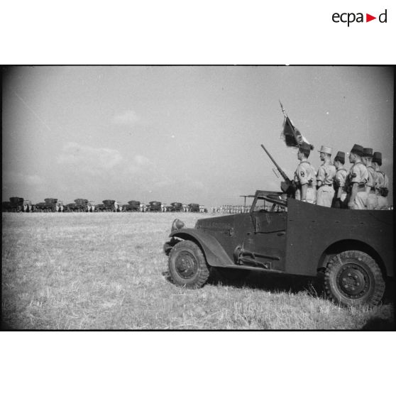 Etendard du 5e RCA (régiment de chasseurs d'Afrique) et sa garde sur un scout car M3 lors d'une prise d'armes présidée par le général de corps d'armée Louis Koeltz, commandant le 19e CA (corps d'armée).