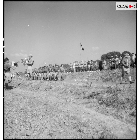 A l'issue de la prise d'armes, le général de corps d'armée Louis Koeltz, commandant le 19e corps d'armée, assiste au défilé des troupes à pied du 5e RCA (régiment de chasseurs d'Afrique).