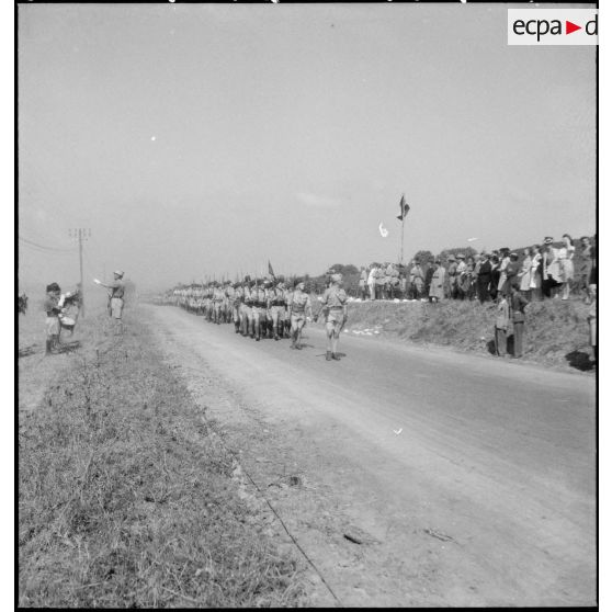 A l'issue de la prise d'armes, le général de corps d'armée Louis Koeltz, commandant le 19e corps d'armée, assiste au défilé des troupes à pied du 5e RCA (régiment de chasseurs d'Afrique).