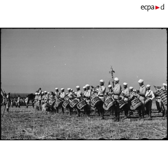 La nouba du 1er RTA (régiment de tirailleurs algériens) exécute la Marseillaise lors d'une prise d'armes.